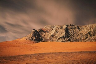 壮丽沙漠中的巍峨山峰