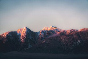 夕阳下的壮丽山峰