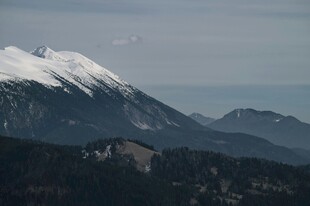 雪山远景壮丽风光