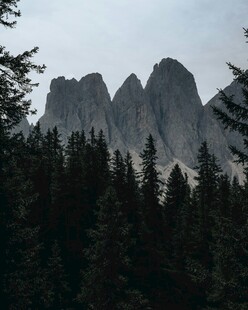 山林间的巍峨壮丽山峰