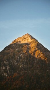 金色阳光照耀下的山峰