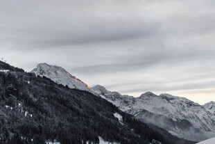 雪山云雾景观