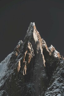 巍峨雪山尖峰