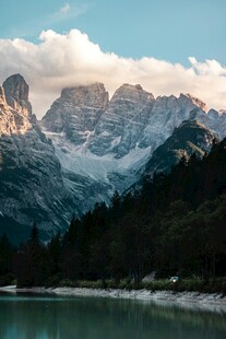 湖畔雪山美景