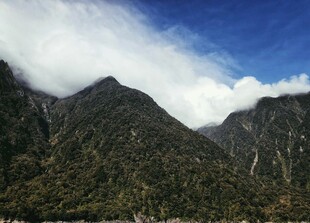 巍峨山峦间的云海奇观