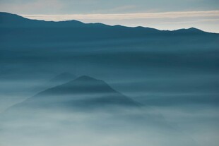 山间晨雾缭绕的壮美景色