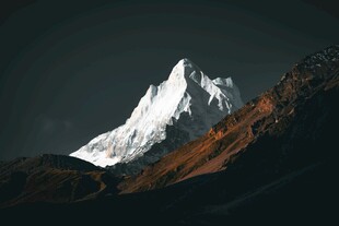 巍峨雪山壮丽景致