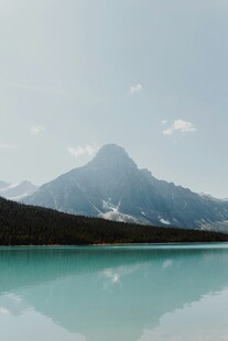 静谧湖山美景