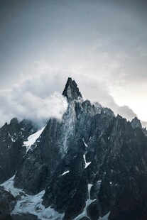 巍峨雪山云雾缭绕之景