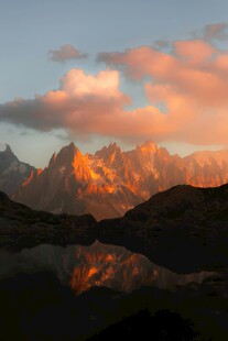 壮丽雪山映晚霞美景