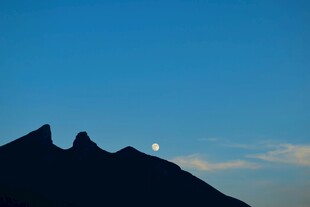 夜幕下的山峦与初升明月
