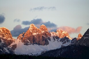 壮丽雪山日出美景