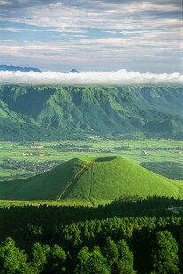 翠绿山峦与葱郁森林美景