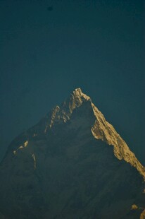 金色峰顶的巍峨高山