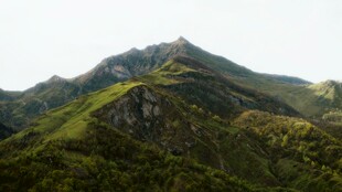 翠绿山峦美景