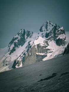 巍峨雪山壮丽景致