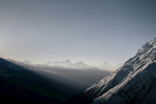 山间晨雾中的壮丽山脉