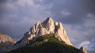 巍峨山峰映于多云天际