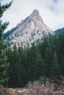 山林间的巍峨山峰