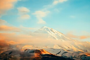 壮丽雪山日出美景