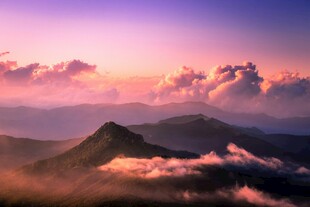 壮丽山巅日出云海景观