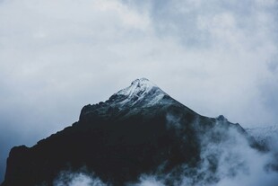 云雾缭绕的巍峨雪山