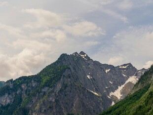 巍峨山峦映于蓝天白云间