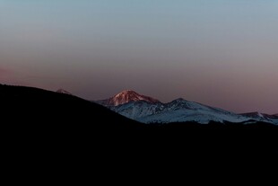日落时分的雪山美景