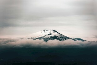 云雾缭绕中的巍峨雪山