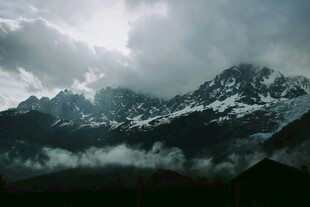 云雾缭绕的壮丽雪山景观