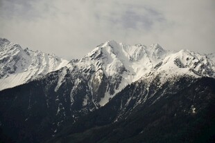 巍峨雪山壮丽景致