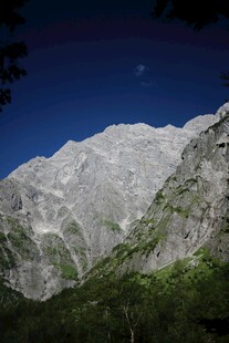 巍峨山峦与夜空明月