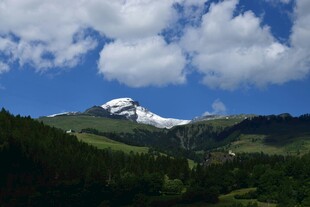 雪山下的葱郁山峦