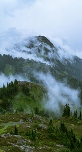 山间云雾缭绕的秀丽景致