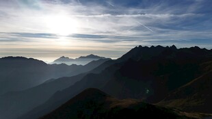 山间日出美景