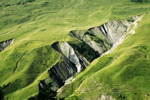 绿色山峦间的深邃沟壑