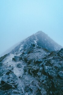 雪覆山峰壮丽景致