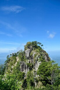 巍峨山峰绿意环绕