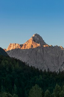 夕阳下的巍峨山峰