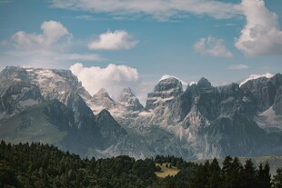 壮丽巍峨的高山景观
