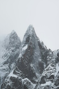 雪山巍峨壮丽景观