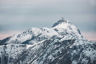 雪山之巅壮丽景致