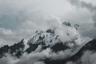云雾缭绕的巍峨雪山