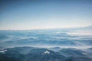 俯瞰连绵山脉壮丽景观