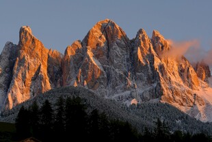 夕阳下壮丽的巍峨山峰