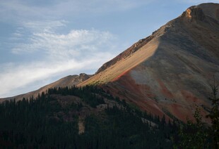 壮丽多彩的巍峨山峰