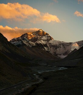 夕阳下的壮丽雪山景观