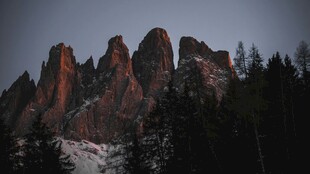 壮丽山景与森林景观