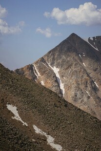 巍峨雪山与山间草地景观