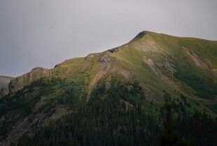 翠绿山峦美景